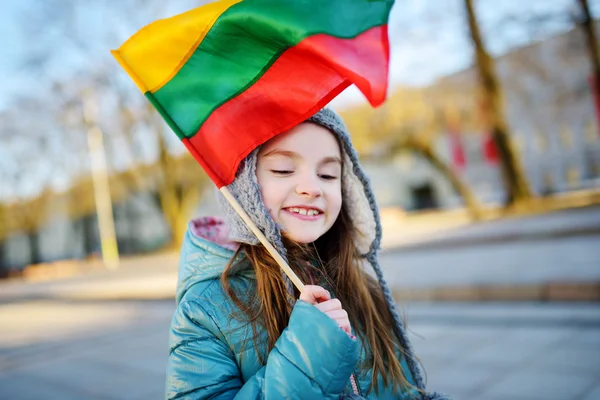 Petite fille tenant le drapeau lituanien — Photo