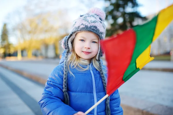 Menina segurando bandeira lituana — Fotografia de Stock