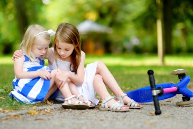 düştükten sonra kız kardeşi rahatlatıcı kız