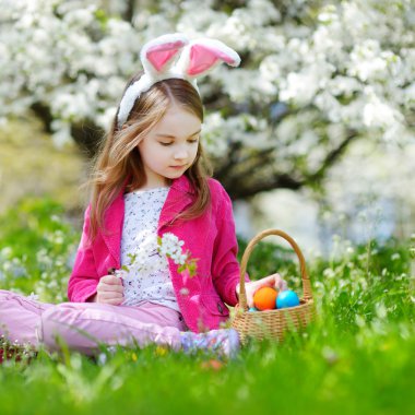 Paskalya yumurtası için avcılık sevimli küçük kız