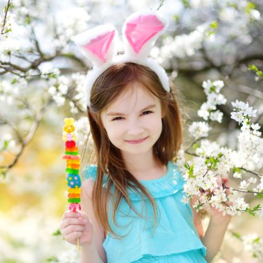 Paskalya'da şekerleri yiyen kız