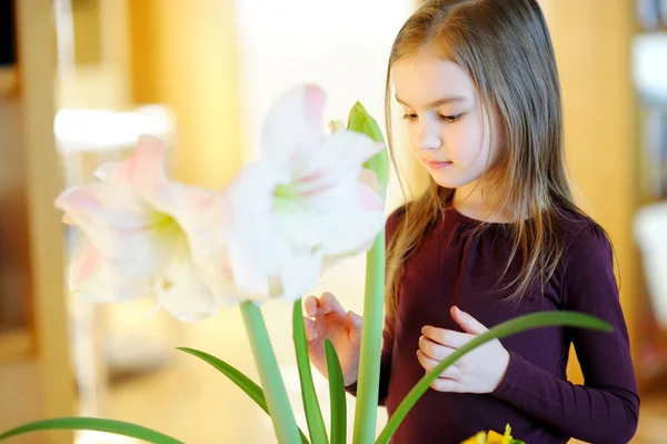 Девушка заботится о растениях и цветах — стоковое фото