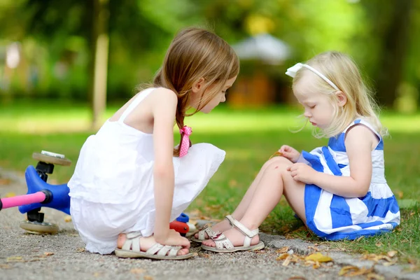 Chica consolando a su hermana después de que ella cayó — Foto de Stock