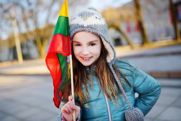 Μικρό κορίτσι εκμετάλλευση σημαία Λιθουανίας — Φωτογραφία Αρχείου