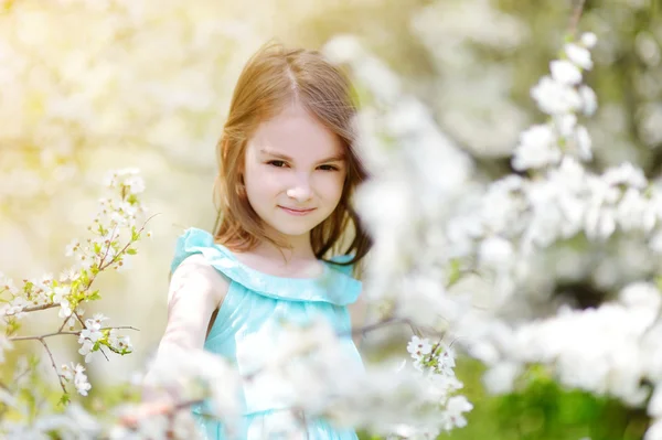 Meisje tijdens de bloei cherry tuin — Stockfoto