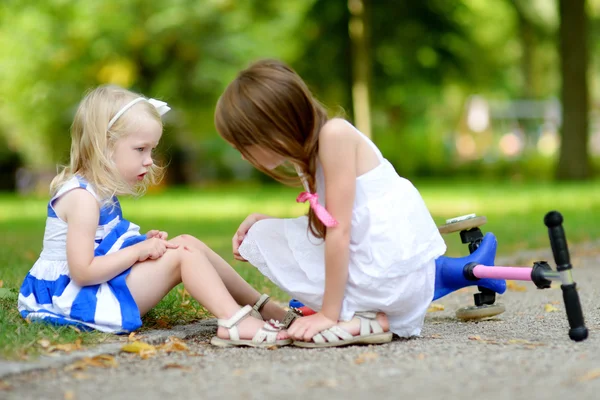 Ragazza confortante sua sorella dopo che è caduta — Foto Stock