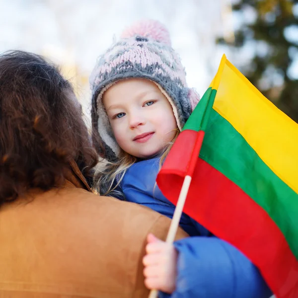 Vader en dochter met een vlag — Stockfoto