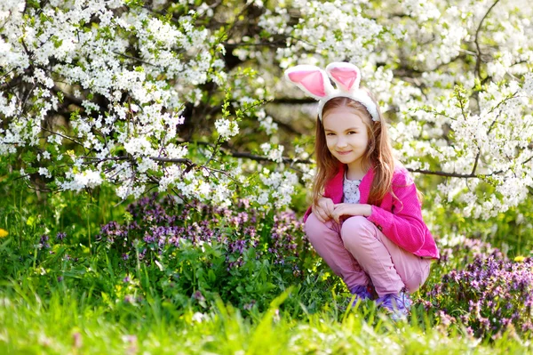 Niña en floreciente jardín de cerezos — Foto de Stock