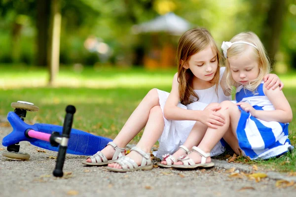 Ragazza confortante sua sorella dopo che è caduta — Foto Stock