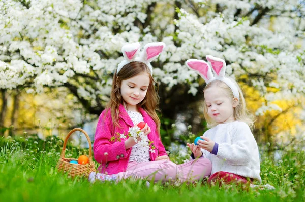 Hermanas pequeñas cazando huevos de Pascua — Foto de Stock