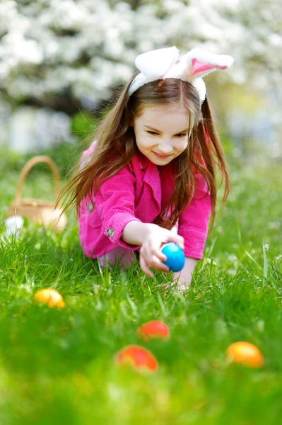 Adorable little girl hunting for Easter egg — Stock Photo, Image