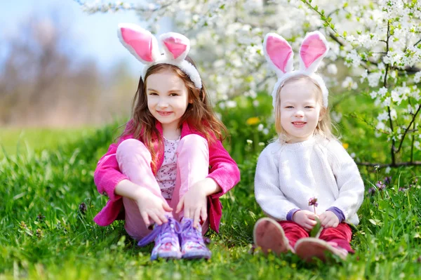 küçük tavşan kulakları giyen kız