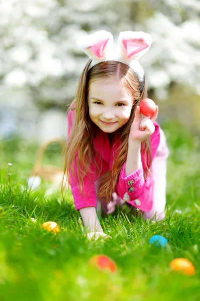 Adorable petite fille chasse pour l'oeuf de Pâques — Photo