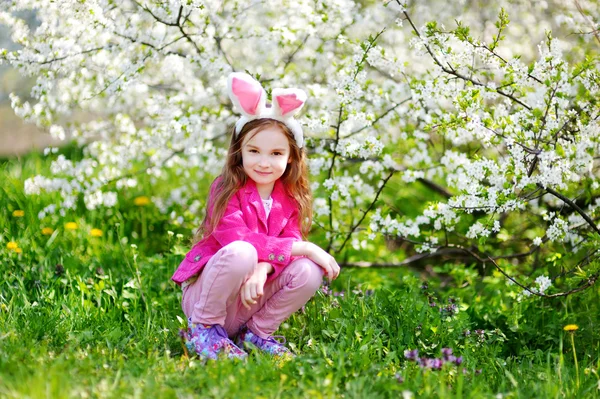 Niña usando orejas de conejo — Foto de Stock