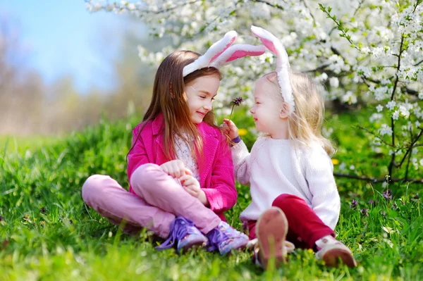 Hermanas pequeñas cazando huevos de Pascua — Foto de Stock