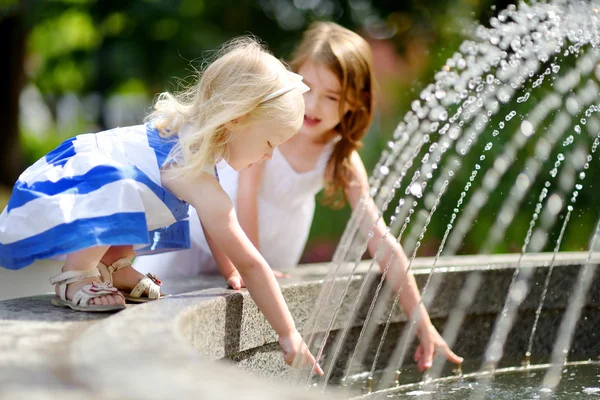 市内の噴水で遊ぶ女の子 — ストック写真