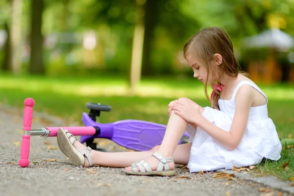 Bambina seduta a terra dopo essere caduta — Foto Stock