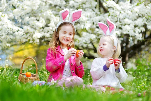 Petites sœurs à la chasse aux œufs de Pâques — Photo