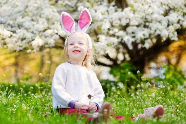 Adorable little girl in blooming cherry garden — Stock Photo, Image