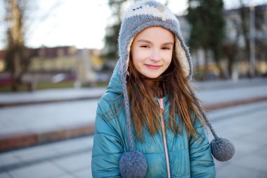 parlak bahar gününde kız