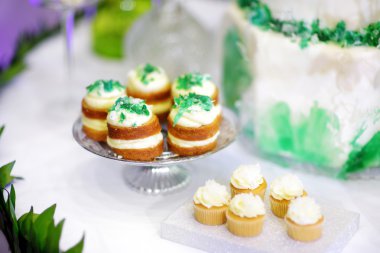 Üç lezzetli Yeşil Top kek