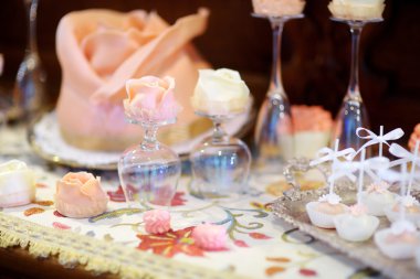 Düğün resepsiyonunda güzel tatlılar