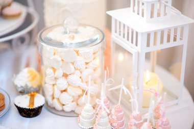 Düğün resepsiyonunda güzel tatlılar