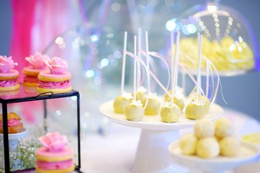 Düğün resepsiyonunda güzel tatlılar