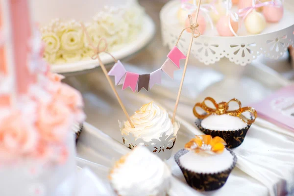 Krásné dezerty na svatební hostinu — Stock fotografie