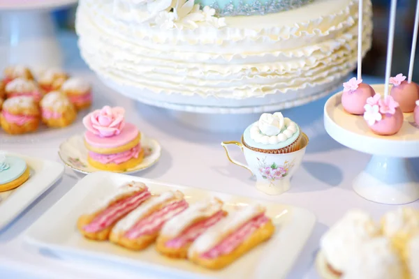Красиві десерти на весіллі — стокове фото