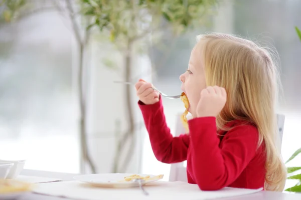 Mädchen mit Crêpes zum Frühstück — Stockfoto