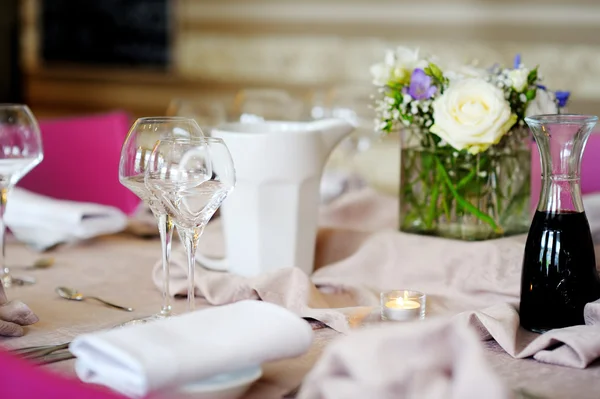 Mooie tafel set voor feestelijke gebeurtenis — Stockfoto