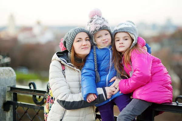 Joven madre y sus dos hijas —  Fotos de Stock