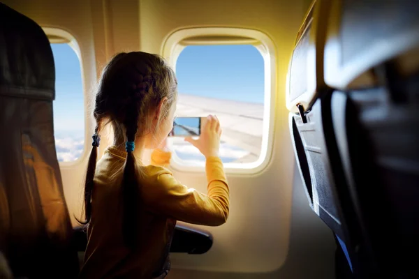 Маленькая девочка путешествует на самолете — стоковое фото