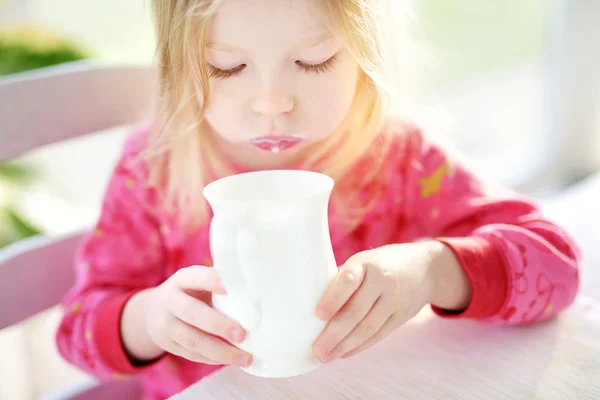 Ragazza che beve latte biologico fresco — Foto Stock