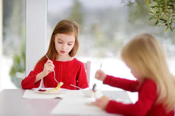 Systrar med crepes till frukost — Stockfoto