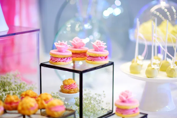 Hermosos postres en recepción de la boda —  Fotos de Stock