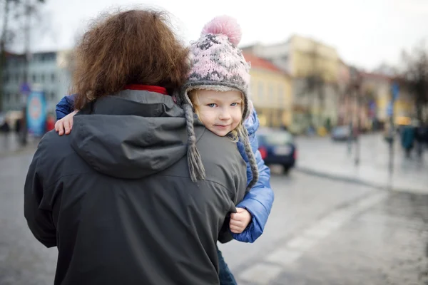 Gelukkig jonge vader houden zijn dochtertje — Stockfoto