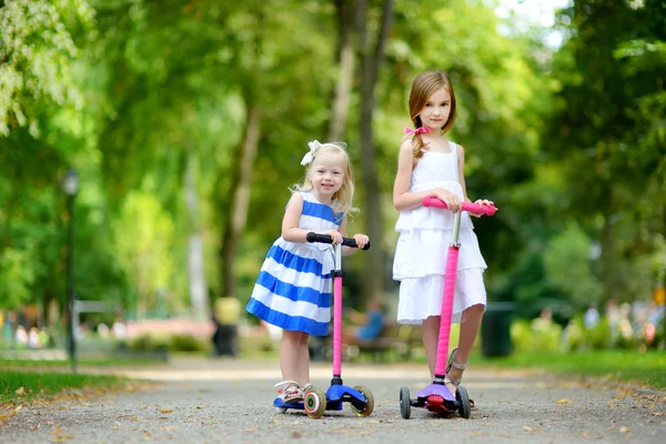 Sorelle cavalcando i loro scooter — Foto Stock