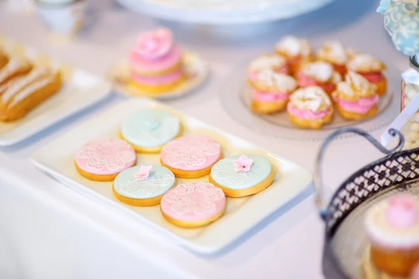 Hermosos postres en recepción de la boda —  Fotos de Stock