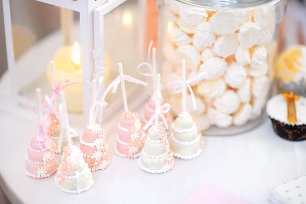 Красивые десерты на свадебном приеме — стоковое фото