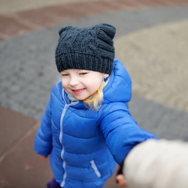 Roztomilá holčička drží její matky — Stock fotografie