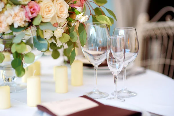 Mooie tafel set voor feestelijke gebeurtenis — Stockfoto