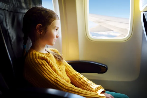 Niña viajando en un avión — Foto de Stock