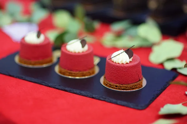 Tiga kue mangkuk beludru merah yang lezat — Stok Foto
