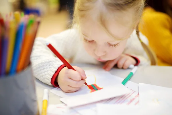 Mignon enfant d'âge préscolaire dessin une image — Photo