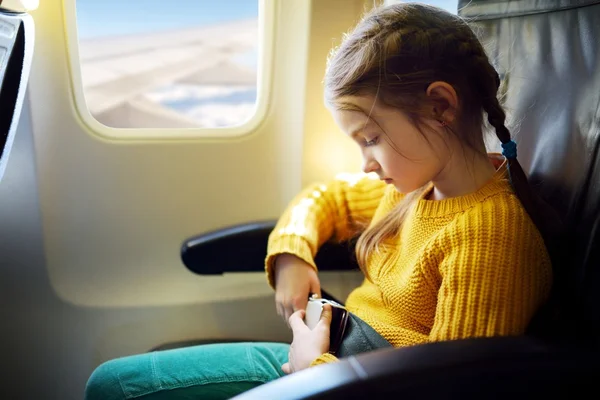Маленькая девочка путешествует на самолете — стоковое фото