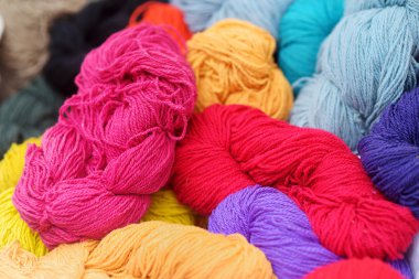 Birçok skeins yün keçe