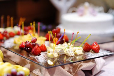 biraz peynir ve bir tabak taze meyve