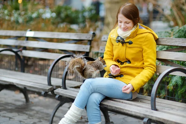 Vrouw voeding een eekhoorn — Stockfoto